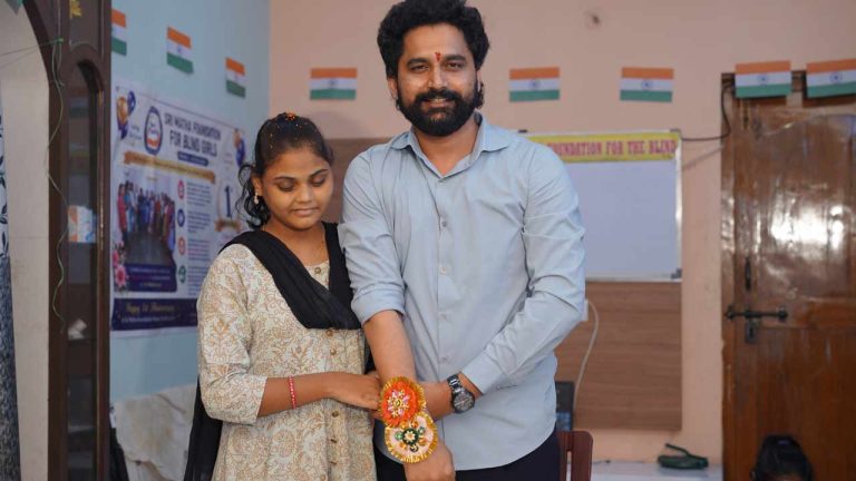 Hero Sanjosh : బ్లైండ్ ఫౌండేషన్ అమ్మాయిలతో రాఖీ వేడుకలు జరుపుకున్న హీరో సంజోష్