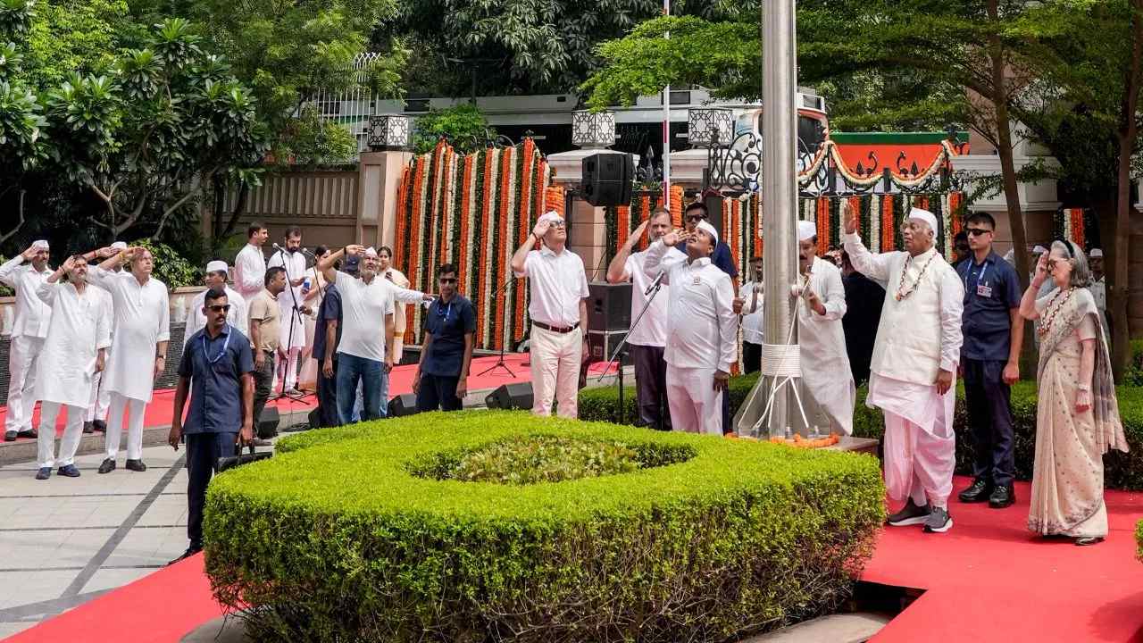 Vande Mataram Row: ‘‘మహాత్మా గాంధీపై కూడా కేసు పెట్టాలి’’.. వందేమాతరం వివాదంపై ఖర్గే..