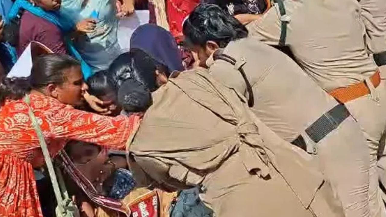 vijayawada secretariat employees protest at dharna chowk