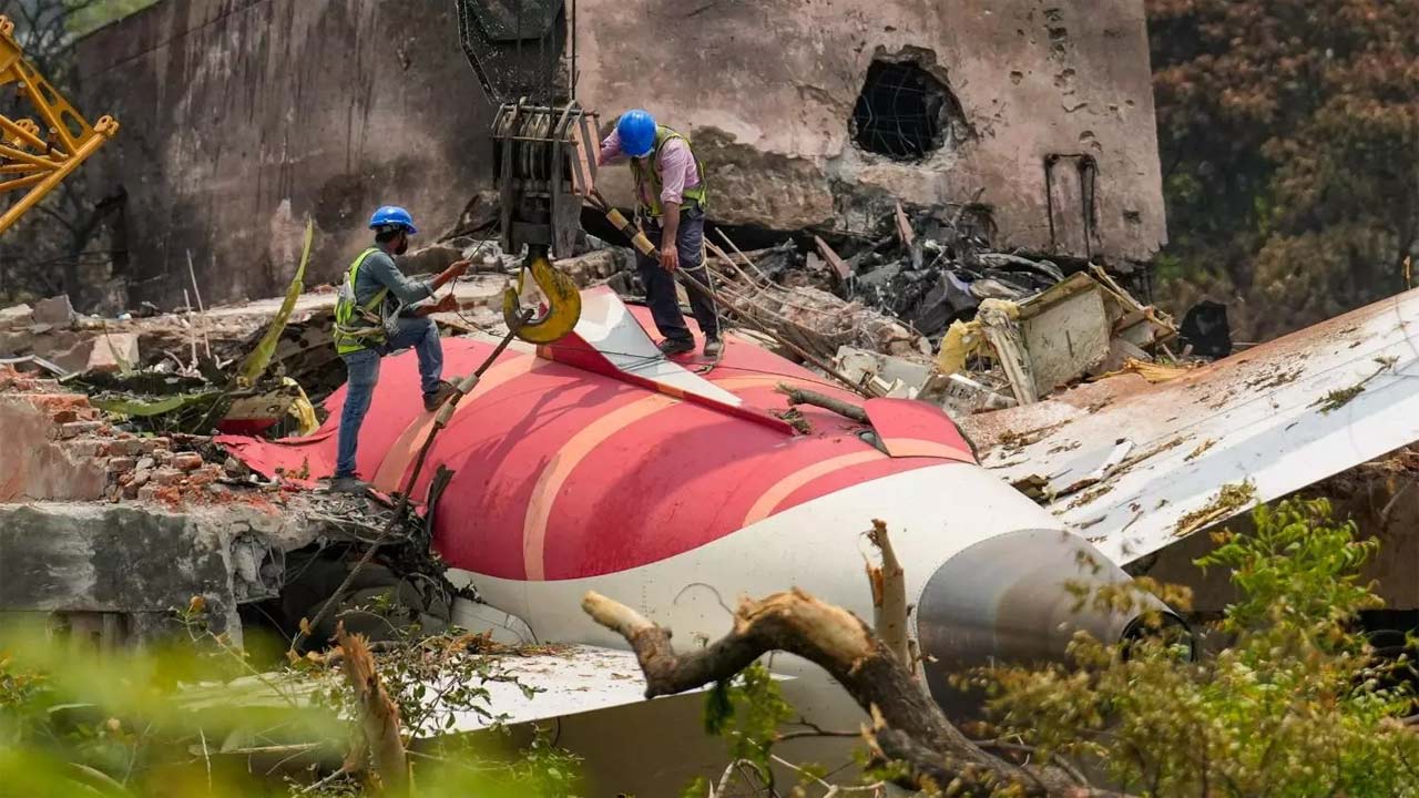 Ahmedabad Plane Crash: తుది నివేదికపై పైలట్ల సంఘం తీవ్ర అభ్యంతరం.. కేంద్రమంత్రికి కీలక లేఖ