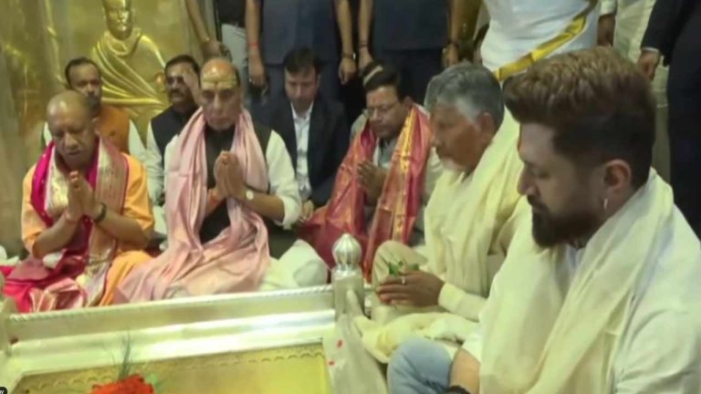 CM Chandrababu: వారణాసిలో చంద్రబాబు పర్యటన.. కాశీ విశ్వనాథుడికి ప్రత్యేక పూజలు.. రాజ్‌నాథ్‌, యోగితో కలిసి..
