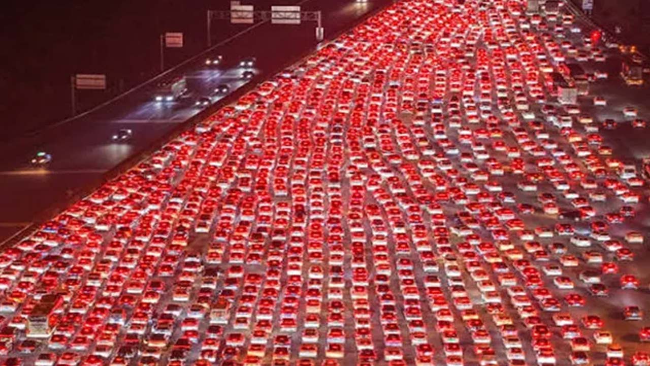 Traffic Jam: ప్రపంచంలోనే భారీ ట్రాఫిక్ జామ్.. 97 కిలోమీటర్ల మేర నిలిచిపోయిన వాహనాలు.. 12 రోజుల పాటు కదలని ట్రాఫిక్