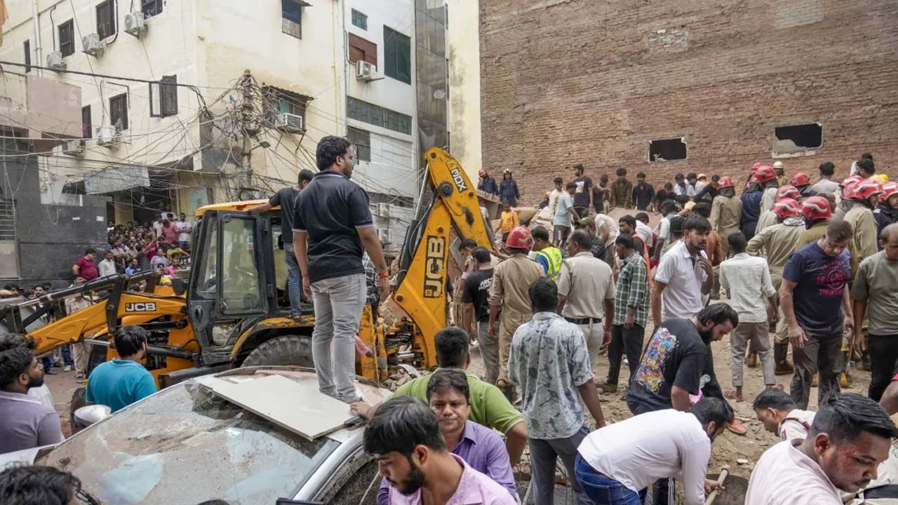 Delhi Building Collapse: సెకన్లలో కుప్పకూలిన ఐదు అంతస్తుల భవనం.. CCTVలో భయానక దృశ్యాలు, 6 మంది మృతి