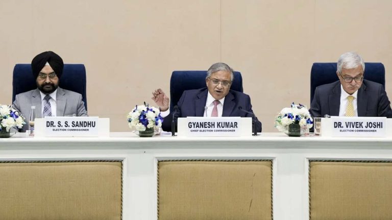 ECI on SIR Row: ఓటర్ల జాబితా SIRపై రగడ.. అంతర్గత విభేదాల వార్తలను తోసిపుచ్చిన ఈసీ