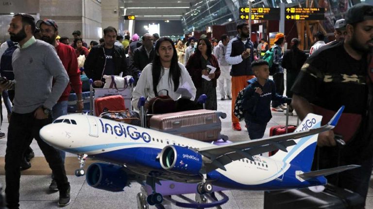 Airlines: కీలక పండుగల వేళ ఛార్జీలకు రెక్కలు.. భారీగా పెంచేసిన విమాన సంస్థలు