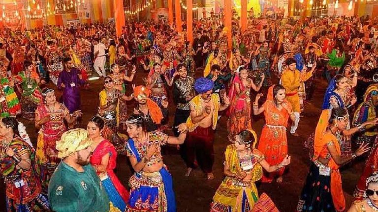 Garba Row: గర్బాలో ముస్లింల ఎంట్రీపై వివాదం.. నుదిటిపై తిలకం తప్పనిసరి!