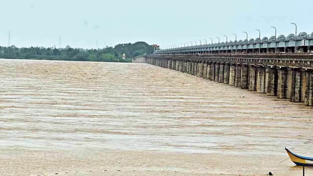 Godavari Flood Alert: గోదావరి ఉగ్రరూపం.. 9.62 లక్షల క్యూసెక్కులు సముద్రంలోకి విడుదల