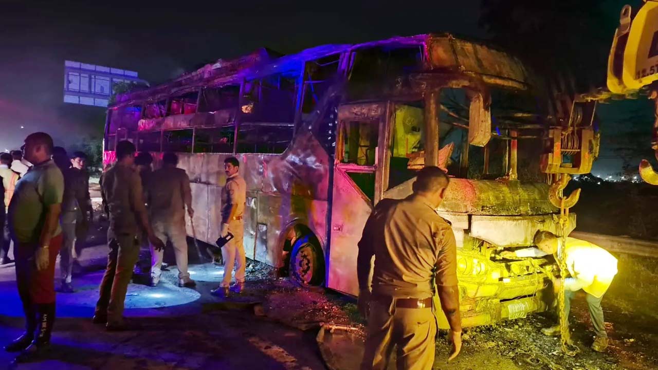 Tragedy: స్లీపర్ బస్సు అగ్నికి ఆహుతి.. 9 మంది ప్రయాణికులు మృతి