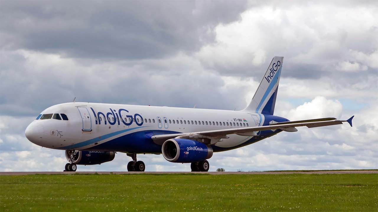 IndiGo Flight: టిష్యూ పేపర్‌పై ‘బాంబు’ బెదిరింపు.. అహ్మదాబాద్‌లో ఇండిగో ఎమర్జెన్సీ ల్యాండింగ్