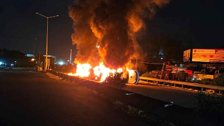 LPU Students Protest: పంజాబ్ LPUలో ఆరని మంటలు.. స్టూడెంట్స్, పోలీసుల మధ్య ఉద్రిక్తత..
