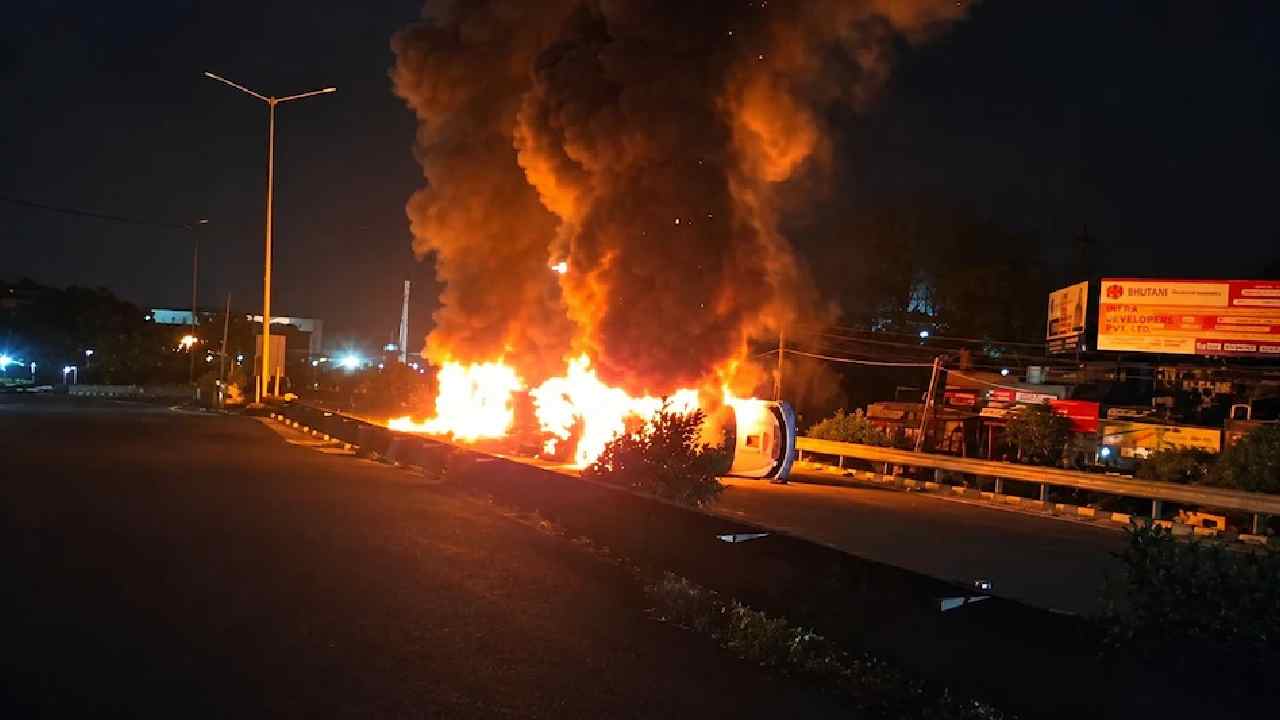 LPU Students Protest: పంజాబ్ LPUలో ఆరని మంటలు.. స్టూడెంట్స్, పోలీసుల మధ్య ఉద్రిక్తత..