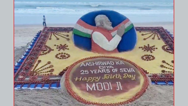 PM Modi 76th Birthday: ప్రధాని మోడీ బర్త్‌డే స్పెషల్.. 2,500 దీపాలతో 25 అడుగుల సైకత శిల్పం..