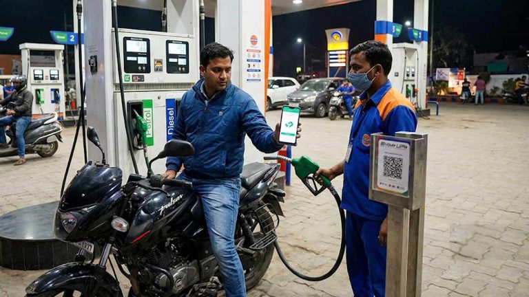 Petrol Pump UPI Payments: పెట్రోల్ పంపుల్లో UPI చెల్లింపులకు బ్రేక్..? డీలర్ల కీలక ప్రకటన