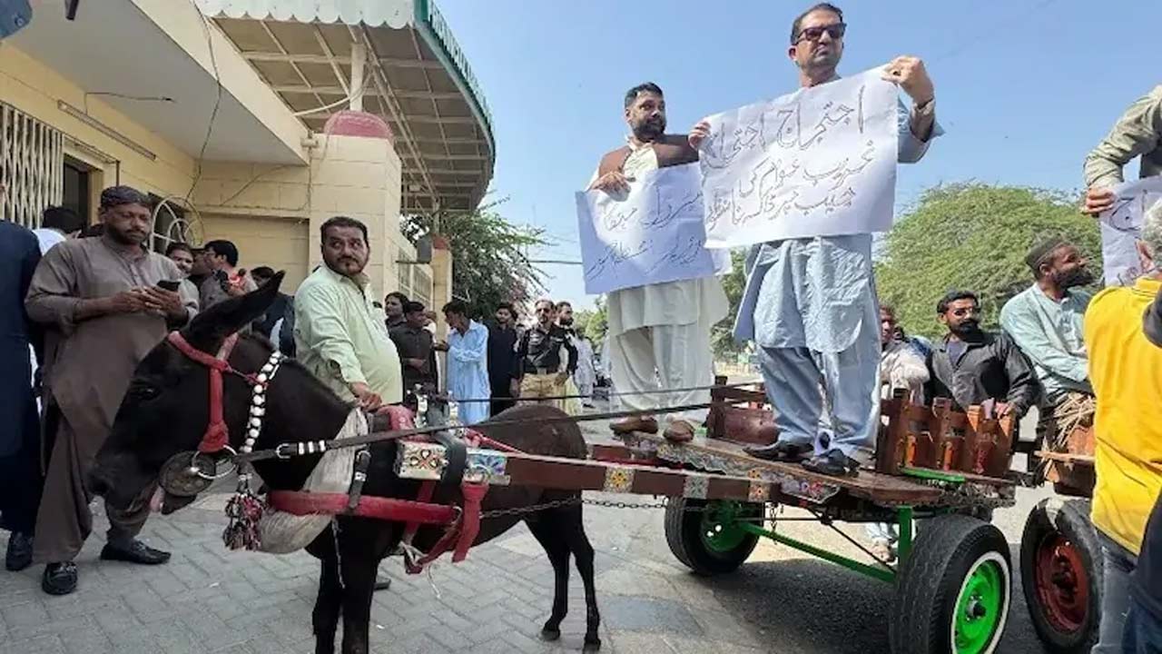 pakistan petrol price near rs 400 pti lawmakers donkey cart protest