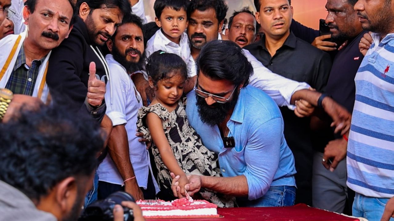 Sai Durgha Tej: పవన్ కల్యాణ్ బర్త్‌డే వేడుకల్లో సాయి దుర్గా తేజ్.. చిన్నారులతో కలిసి కేక్ కట్!