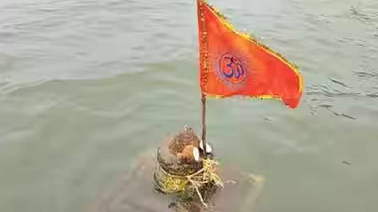 Sangameswara Temple: 5 వారాల్లోనే మారిన సీన్.. శ్రీశైలం డ్యామ్‌లో తగ్గుతున్న నీరు.. దర్శనమిస్తున్న సంగమేశ్వర ఆలయ శిఖరం..