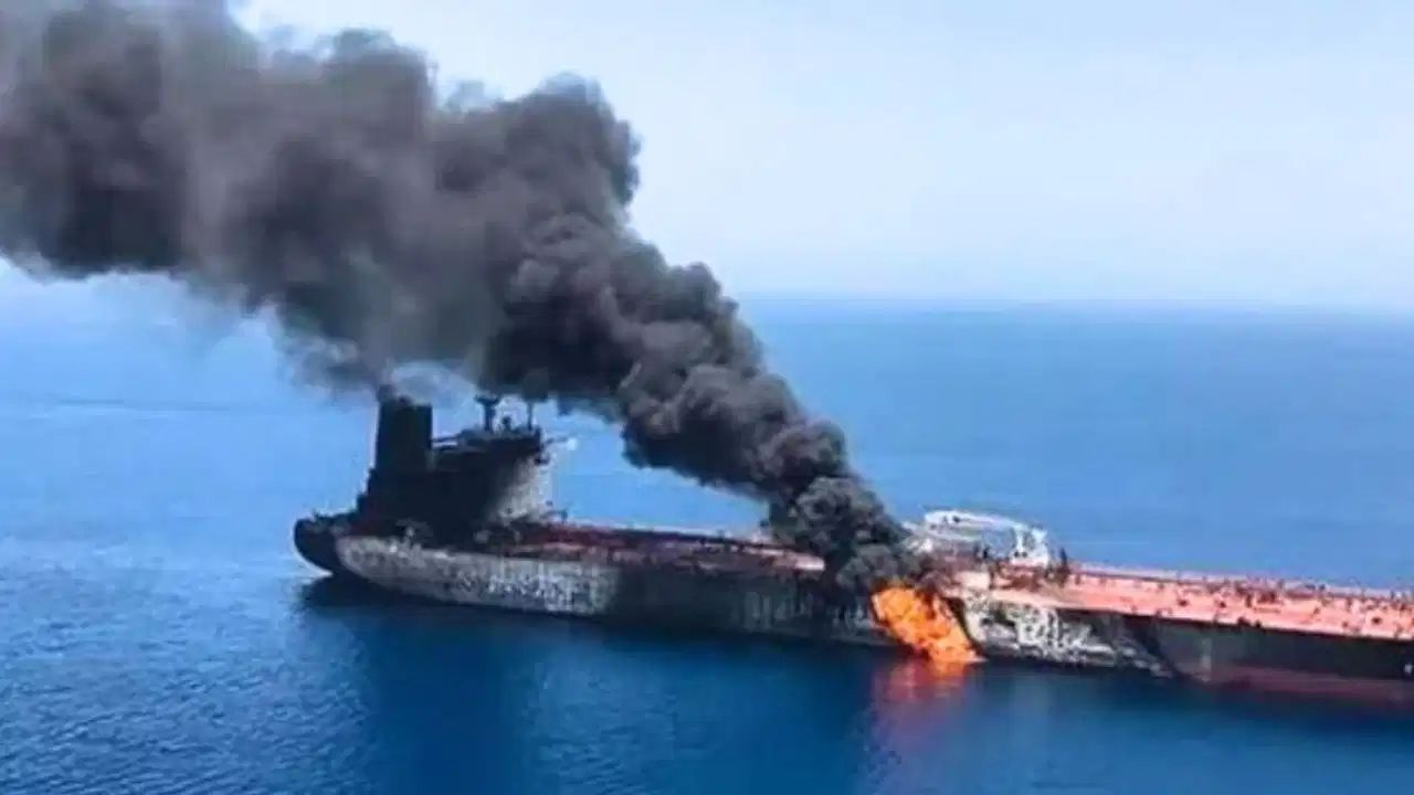 US – Iran Tensions: మళ్లీ భగ్గుమన్న అమెరికా – ఇరాన్ ఉద్రిక్తతలు.. మూడు ఆయిల్ ట్యాంకర్లపై అగ్రరాజ్యం దాడి!