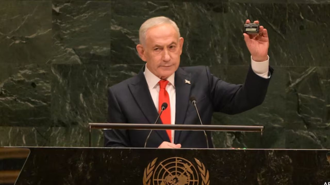 Netanyahu at UN: నెతన్యాహూ చేతిలో ‘‘పేజర్’’.. ఏడు వైపుల యుద్ధం చేశామన్న ఇజ్రాయిల్..