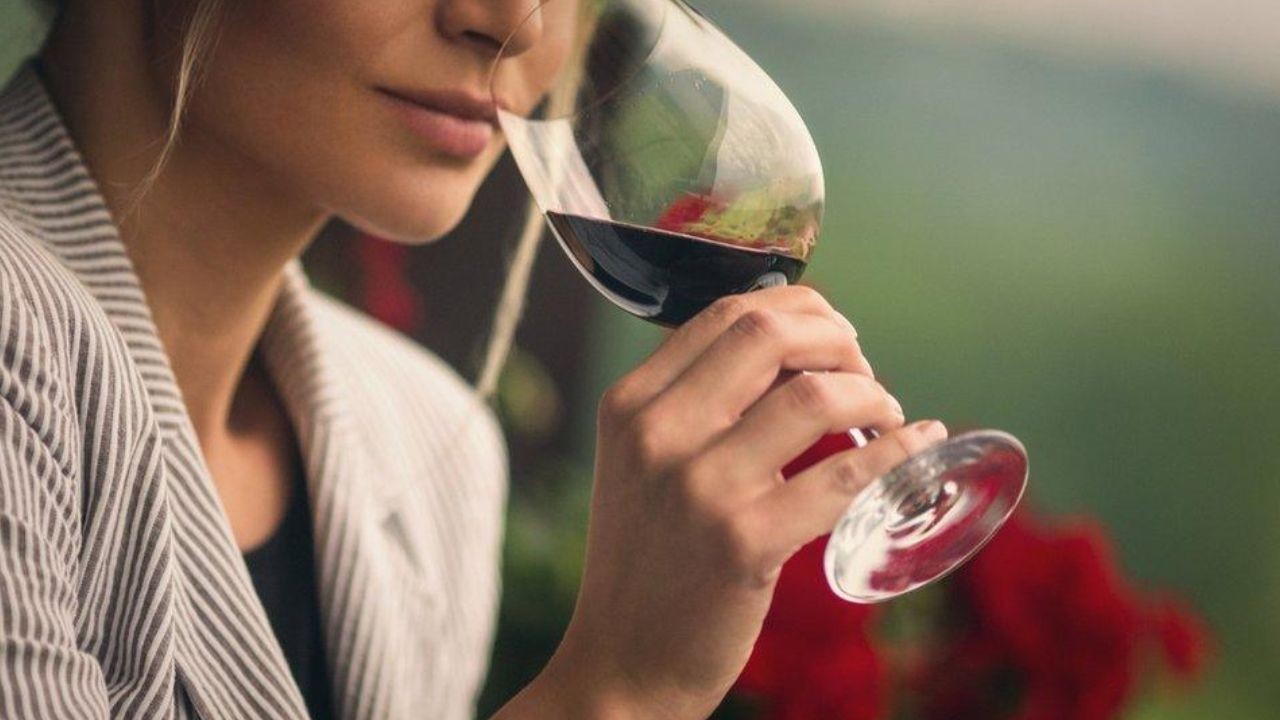 Wine: చిన్న పెగ్ తాగినా రిస్కేనా? అమ్మాయిలు తప్పకుండా తెలుసుకోవాల్సిన మ్యాటర్ ఇది!
