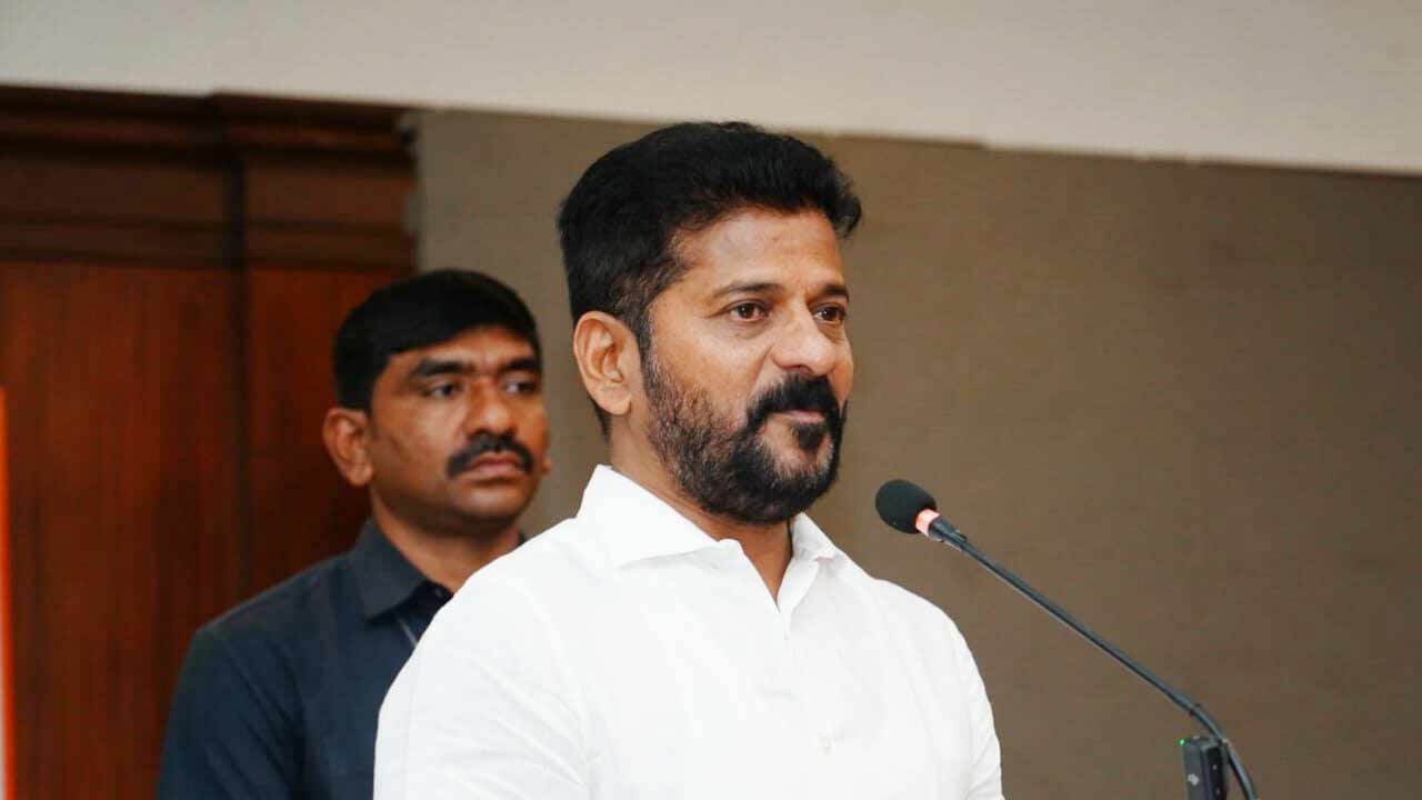 CM Revanth Reddy : దేశంలో పోరు ఆ రెండు పరివార్ల మధ్యే.!