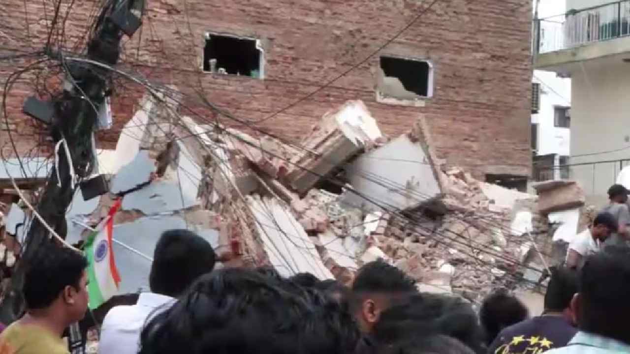 Delhi Building Collapse: “రక్షించండి”.. బిల్డింగ్ శిథిలాల కింద నుంచి విద్యార్థుల ఫోన్ కాల్స్..