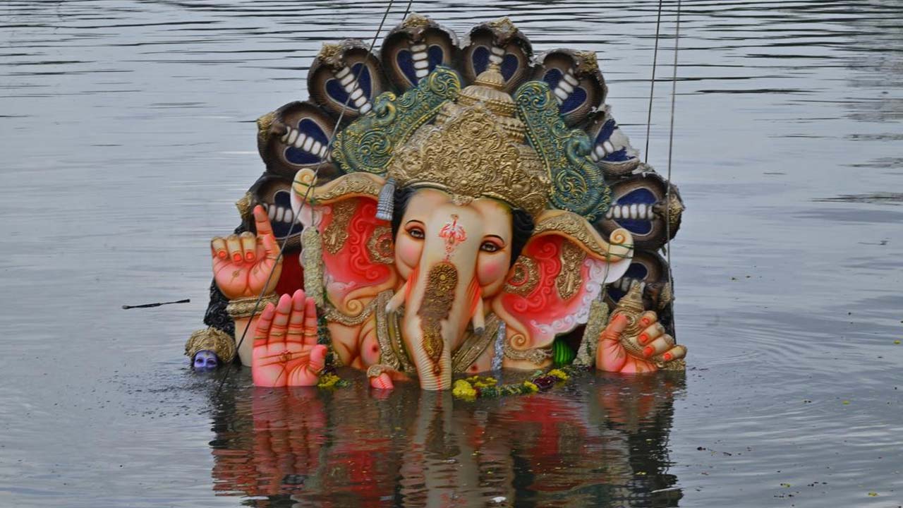 Ganesh Visarjan : గణేష్ నిమజ్జనానికి సెలవు.. ఆ రోజు మాత్రం పని.!