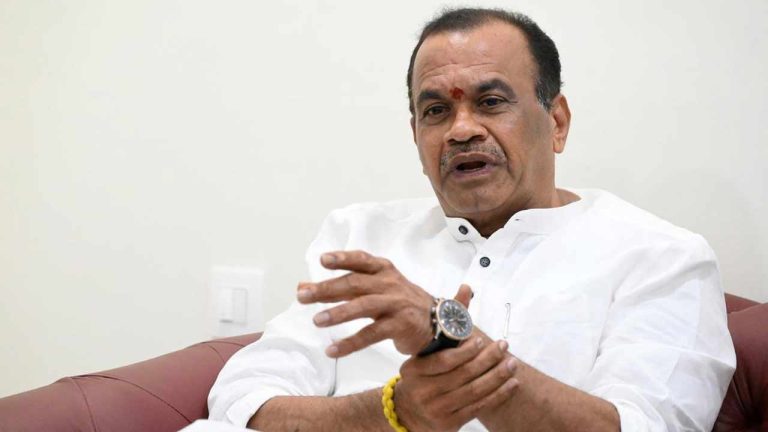 Komatireddy Venkat Reddy : కేటీఆర్ నోరు అదుపులో పెట్టుకోవాలి.. మంత్రి కోమటిరెడ్డి హాట్ కామెంట్స్..