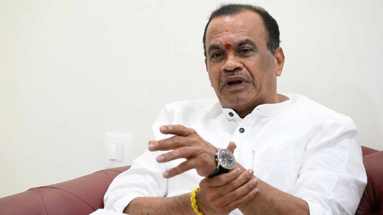 Komatireddy Venkat Reddy : కేటీఆర్ నోరు అదుపులో పెట్టుకోవాలి.. మంత్రి కోమటిరెడ్డి హాట్ కామెంట్స్..