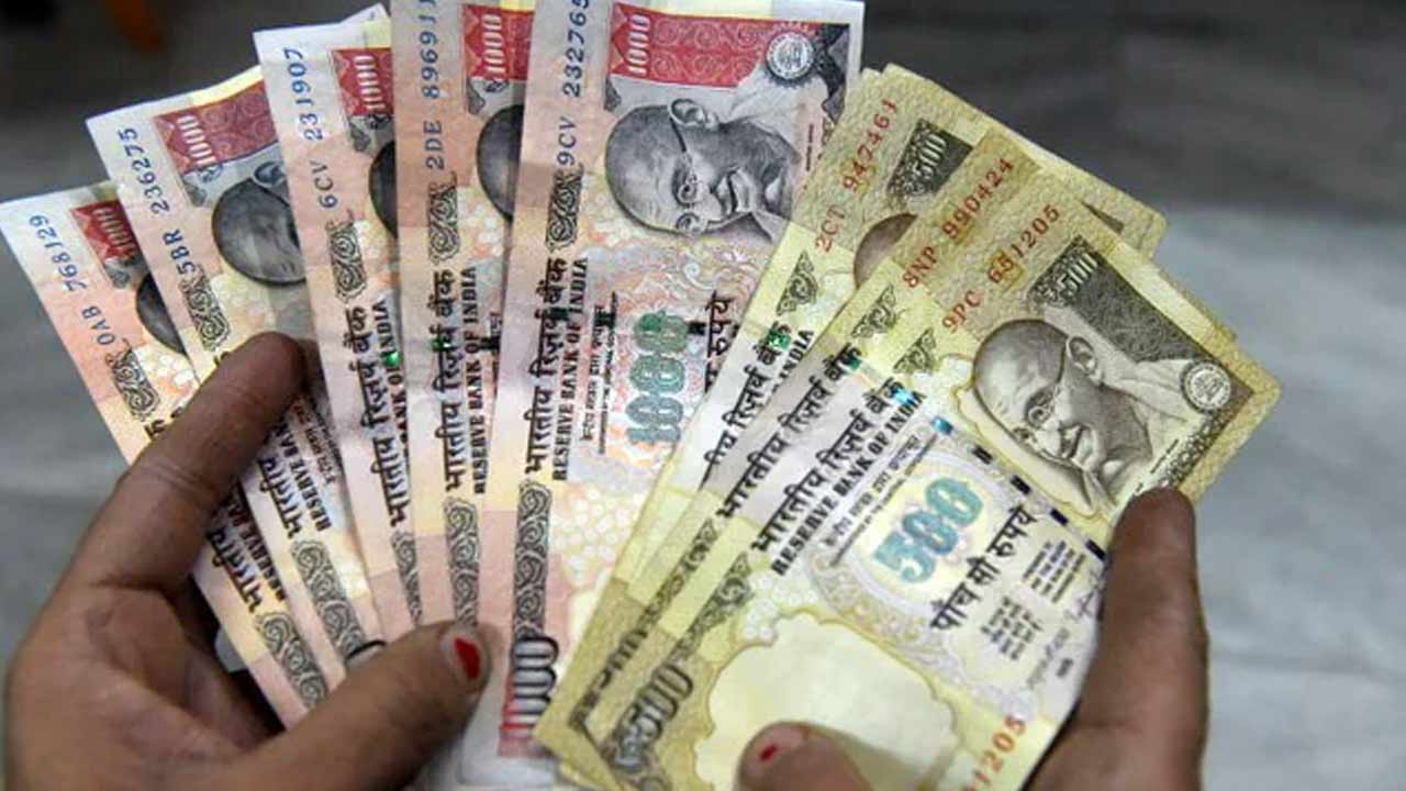 Old Currency: కాజీపేటలో పాత నోట్ల కలకలం.. రూ.1.38 కోట్ల కరెన్సీతో 8 మంది అరెస్ట్!