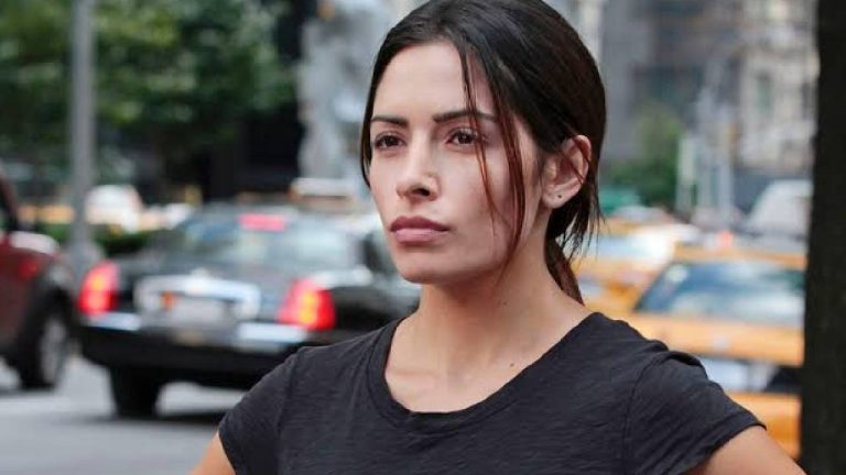 Sarah Shahi: బెడ్‌రూమ్ సీన్లలో హీరోల స్పర్శ తగలకుండా ఆ బాల్‌తోనే.. బోల్డ్ సీన్స్ అసలు గుట్టు విప్పిన హీరోయిన్!