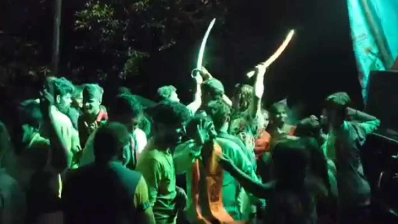 Sword Dance : వినాయక నిమజ్జనంలో తల్వార్లతో యువకుల హల్‌చల్.. ఖమ్మంలో కలకలం.!