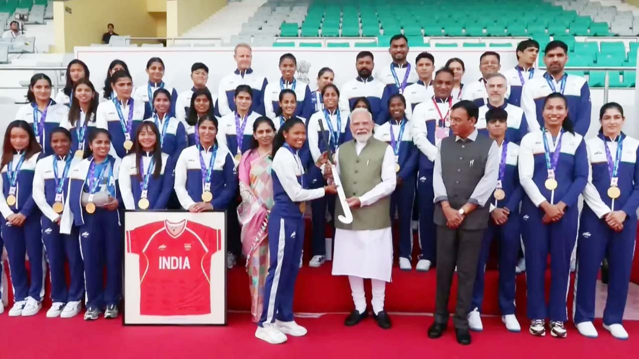 pm modi felicitates asian games medal winners