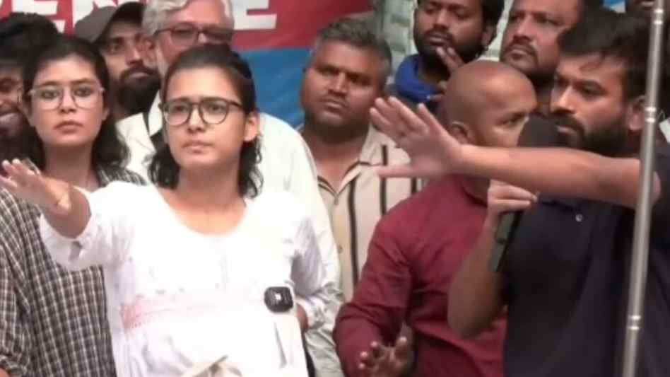 cjp chief abhijeet dipke detained before delhi tiranga march neha bora picked up