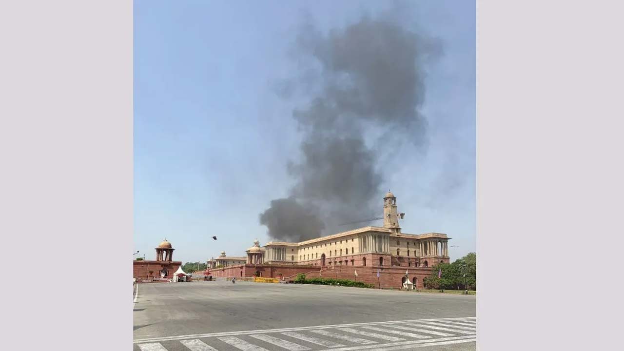 Rashtrapati Bhavan: రాష్ట్రపతి భవన్ సమీపంలో అగ్నిప్రమాదం కలకలం.. నార్త్ బ్లాక్‌కు 6 ఫైర్ ఇంజిన్లు!