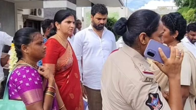Jammalamadugu-YCP: జమ్మలమడుగులో ఉద్రిక్తత.. ఇందిరమ్మ నామినేషన్‌పై ఉత్కంఠ!
