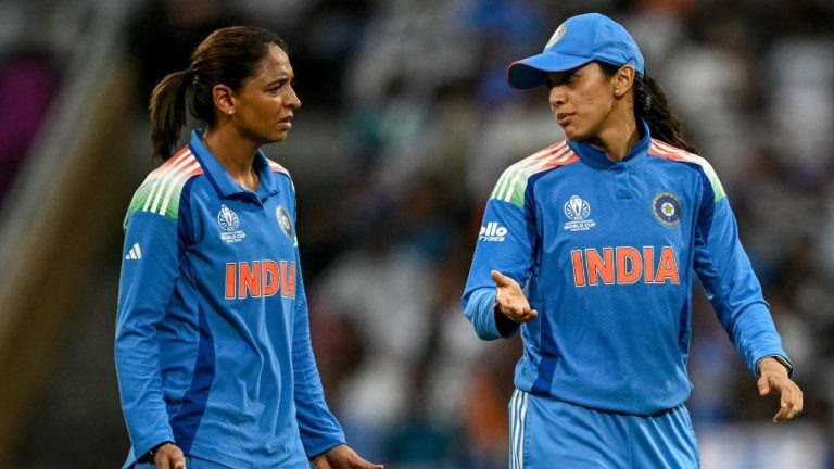 Mandhana-Harmanpreet: హర్మన్‌ప్రీత్, మంధాన మధ్య విభేదాలు.. రెండుగా విడిపోయిన భారత డ్రెస్సింగ్ రూమ్‌?