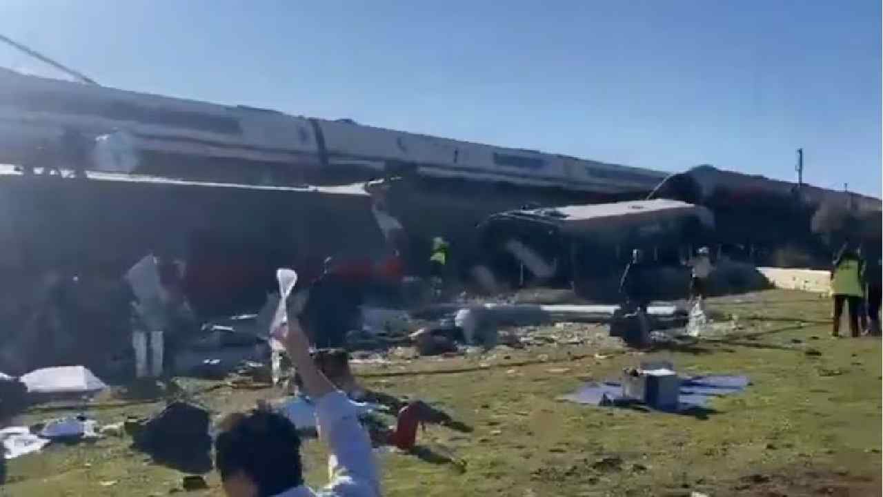 spain train crash 10 dead in high speed train collision