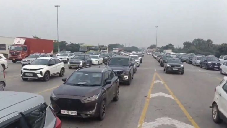 Traffic Jam: ముగిసిన దసరా సెలవులు.. హైదరాబాద్‌ బాట.. కిలోమీటర్ల మేర ట్రాఫిక్‌ జామ్‌..!