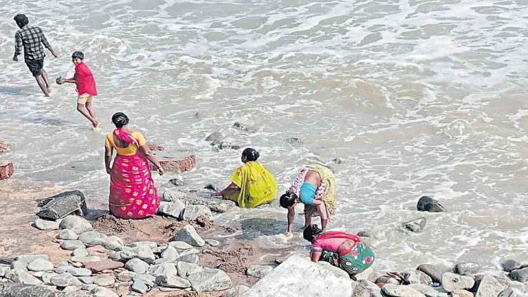 Gold Hunt: ఓ వైపు తుఫాన్.. మరోవైపు ఉప్పాడ తీరంలో బంగారం కోసం వేట..