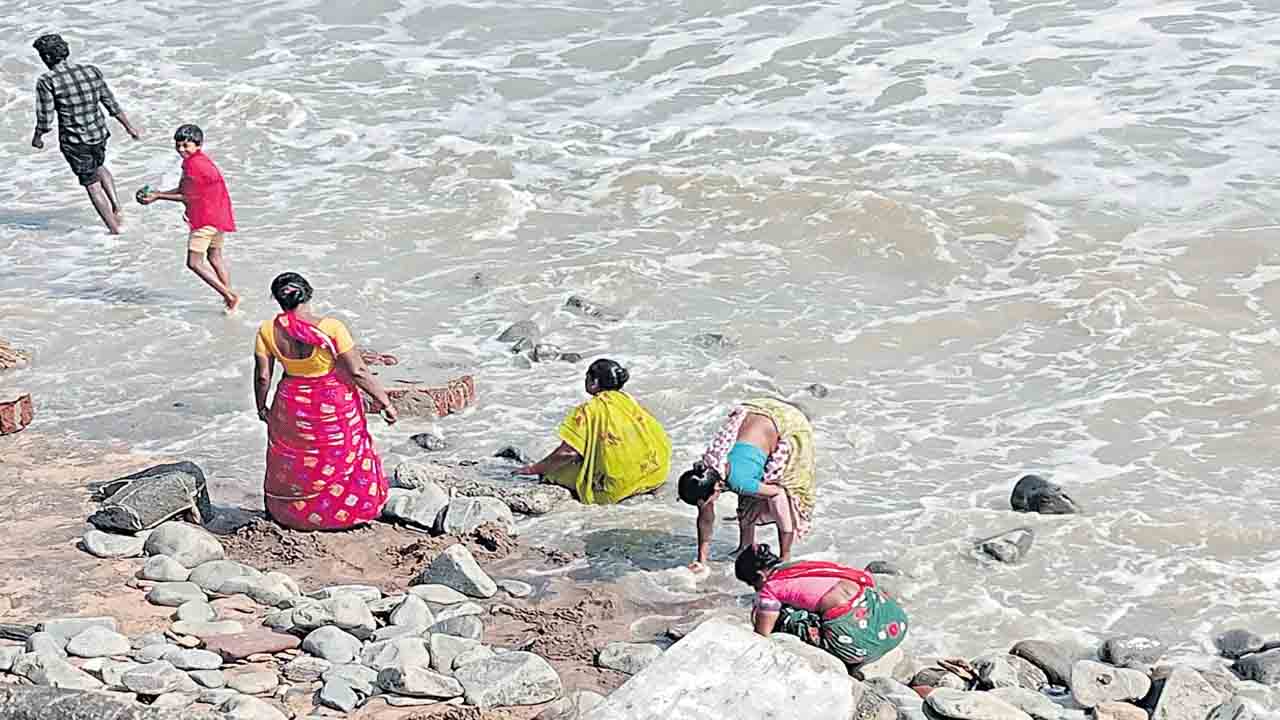 uppada beach gold hunt kakinada andhra pradesh