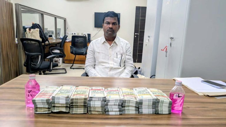 ACB Raids : రూ.20 లక్షల లంచం.. ఏసీబీకి చిక్కిన తహసీల్దార్, సర్వేయర్.!