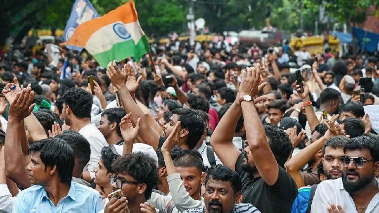 Delhi Protest: సీజేపీకి వ్యతిరేకంగా, పోలీసులకు మద్దతుగా.. ఢిల్లీలో మరో నిరసన..