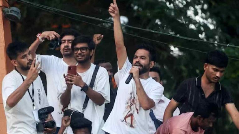 CJP Protest: కాక్రో‌చ్‌లపై ముంబై పోలీసుల యాక్షన్.. నిర్వాహకులతో పాటు 400-500 మందిపై కేసు
