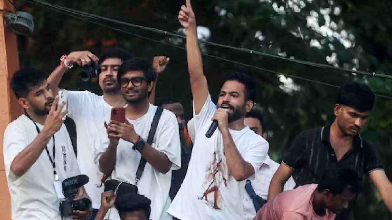 CJP Protest: కాక్రో‌చ్‌లపై ముంబై పోలీసుల యాక్షన్.. నిర్వాహకులతో పాటు 400-500 మందిపై కేసు