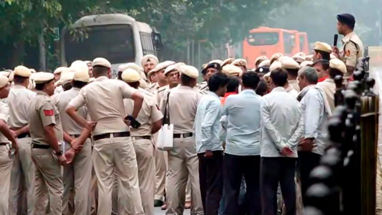 Delhi Protest: కన్నాట్ ప్లేస్‌లో హైటెన్షన్.. పోలీసులపై రాళ్లు రువ్విన నిరసనకారులు..!