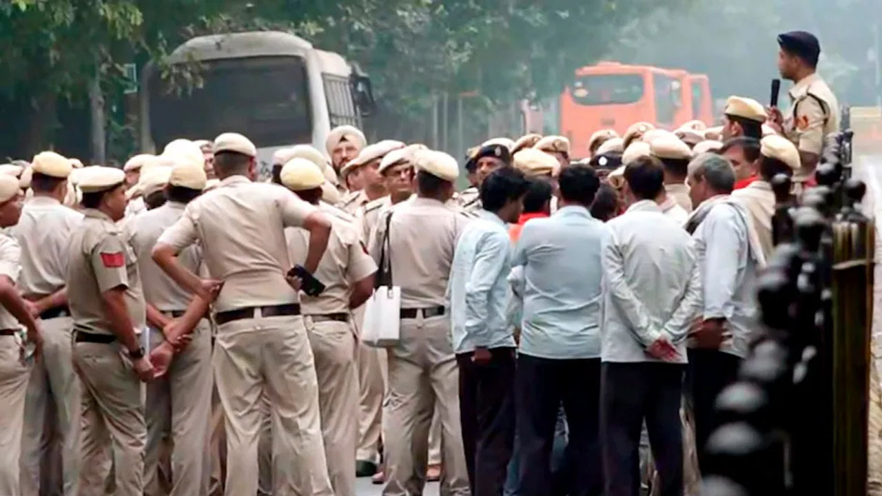 Delhi Protest: కన్నాట్ ప్లేస్‌లో హైటెన్షన్.. పోలీసులపై రాళ్లు రువ్విన నిరసనకారులు..!