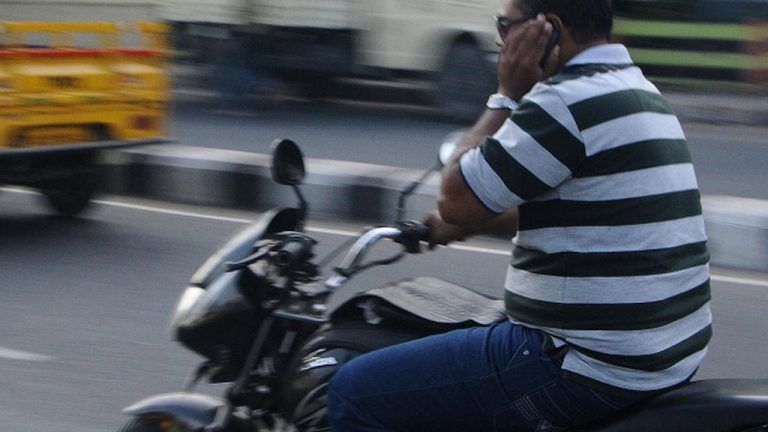 Hyderabad Traffic Police : డ్రైవింగ్ చేస్తూ సెల్‌ఫోన్ వాడిన 3600 మంది పట్టుకున్న పోలీసులు..