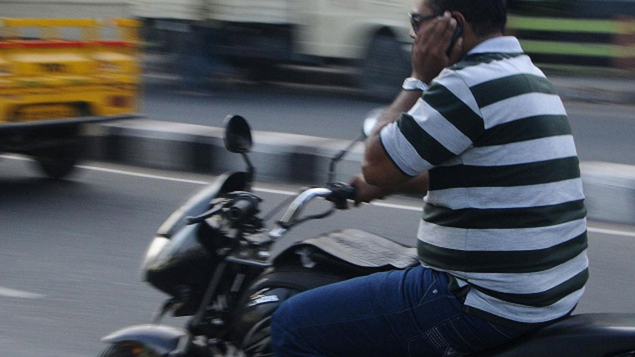 hyderabad traffic police special drive 3619 caught using mobile phones