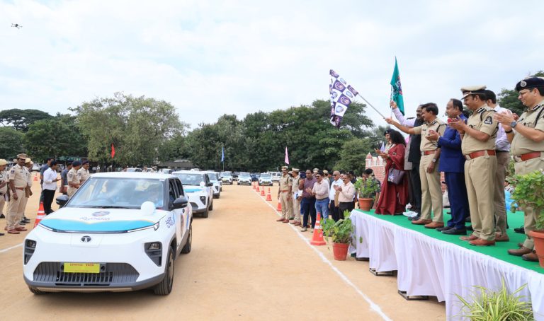 Hyderabad Police : హైదరాబాద్ పోలీసులకు 15 ఈవీ స్మార్ట్ కార్లు.. డీజీపీ సీవీ ఆనంద్ చేతుల మీదుగా ప్రారంభం!
