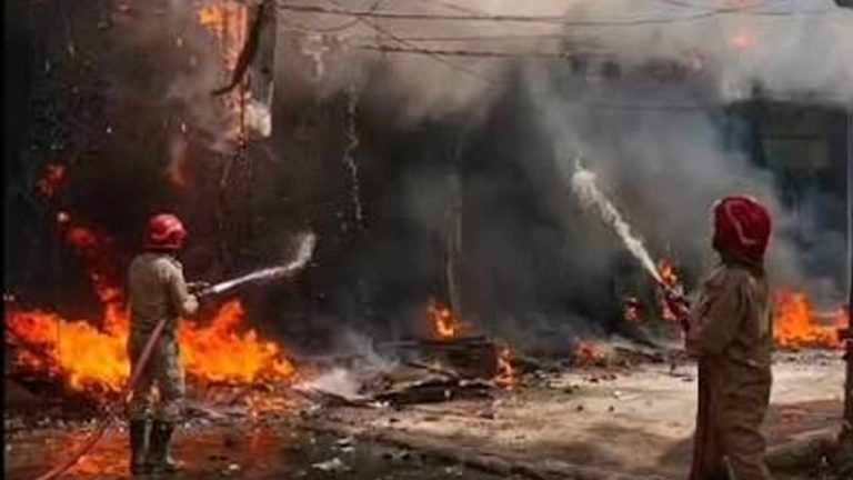 Fire Accident : ప్లాస్టిక్ గోదాంలో భగ్గుమన్న మంటలు.. వరుసగా పేలిన కెమికల్ డ్రమ్ములు